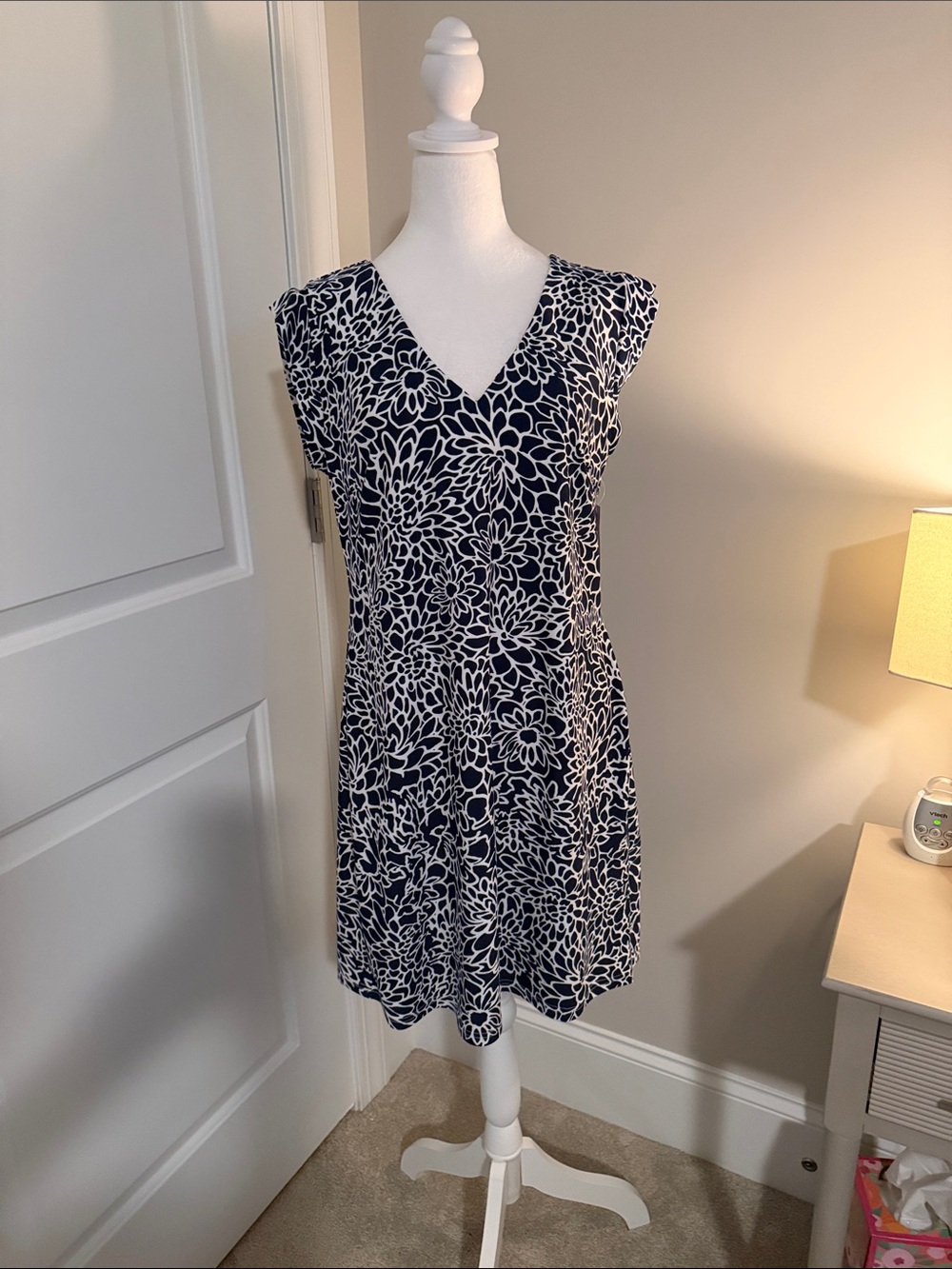 Black & White Floral V‑Neck Summer Dress